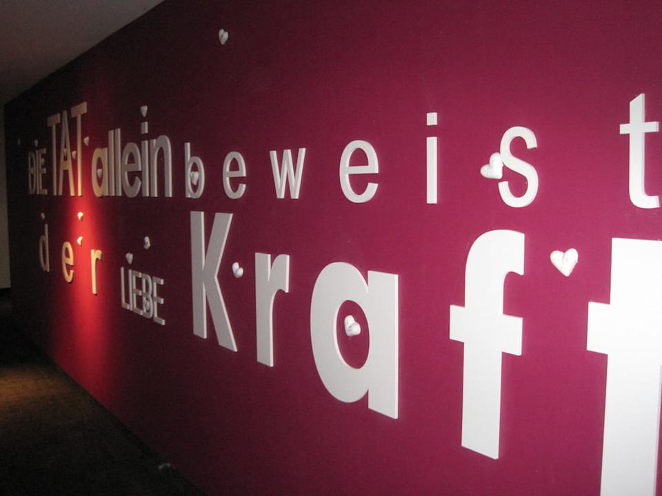 Spruch an der Wand am Gang Seeside Hotel Seewirt Mattsee