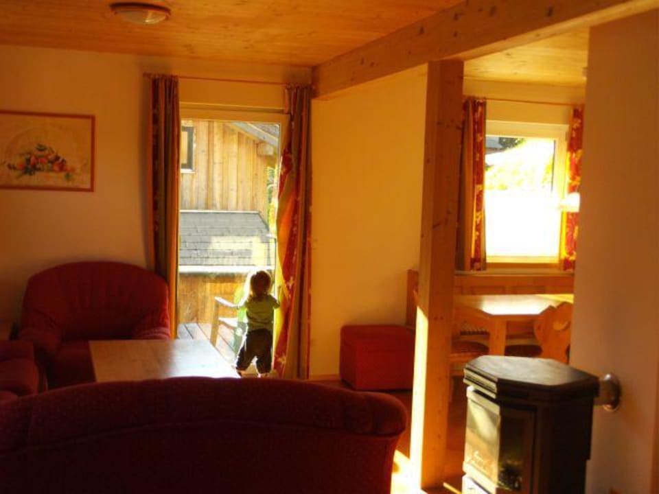 Wohn- und Essbereich mit Ofen Alpendorf Dachstein West by ALPS RESORTS