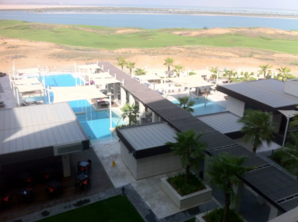 Blick auf Pool und Golfplatz Crowne Plaza Hotel Yas Island