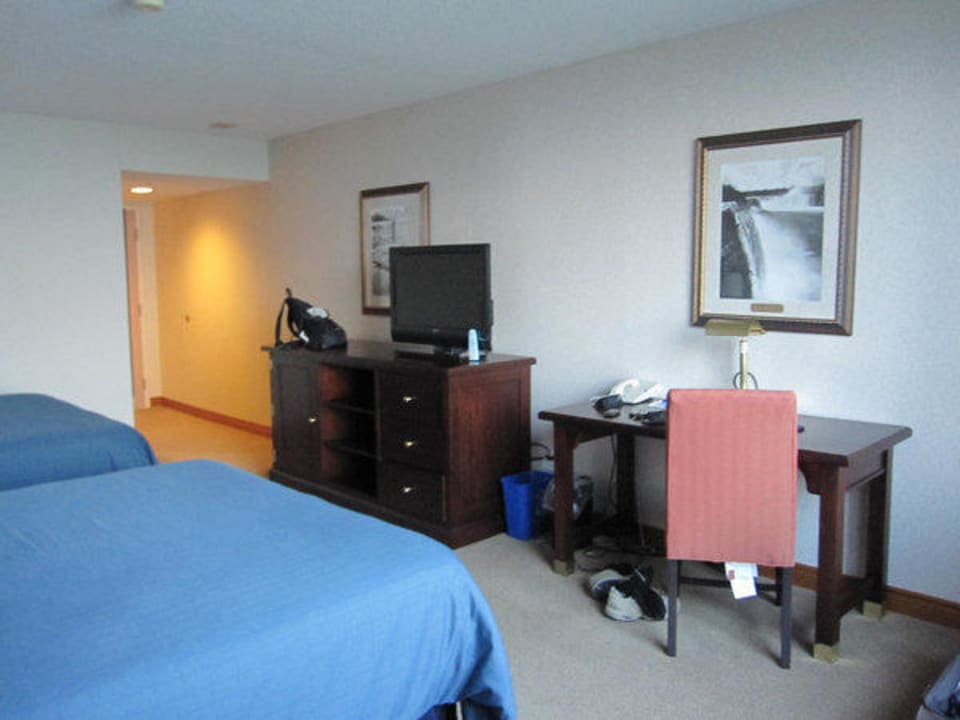 TV und Schreibtisch Niagara Falls Marriott On The Falls Hotel