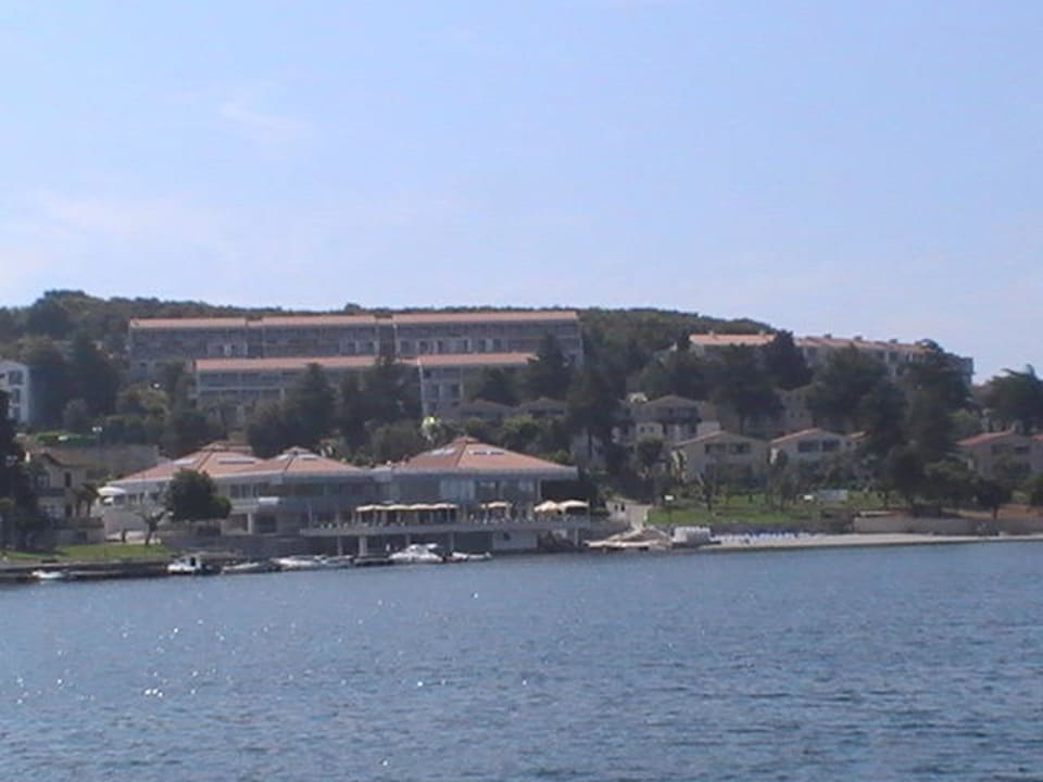 Blick vom Hafen zum Hotel  Maistra Select Belvedere Resort