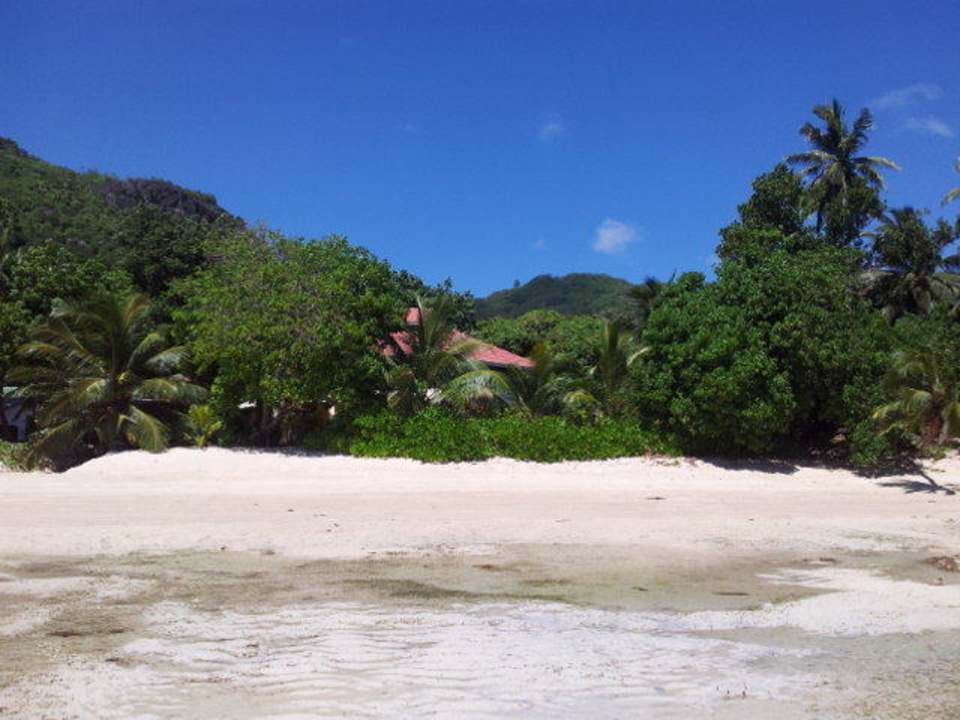 Blick aus dem Meer auf das Hotel/ Strand Villa Dorado