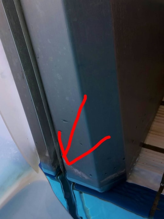 Scharfkantige Metallecken im Wasser Hotel Sonnenhügel