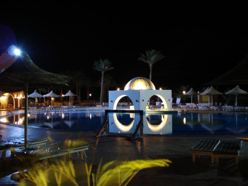 Pool am Strand bei Nacht Hotel Nubian Village