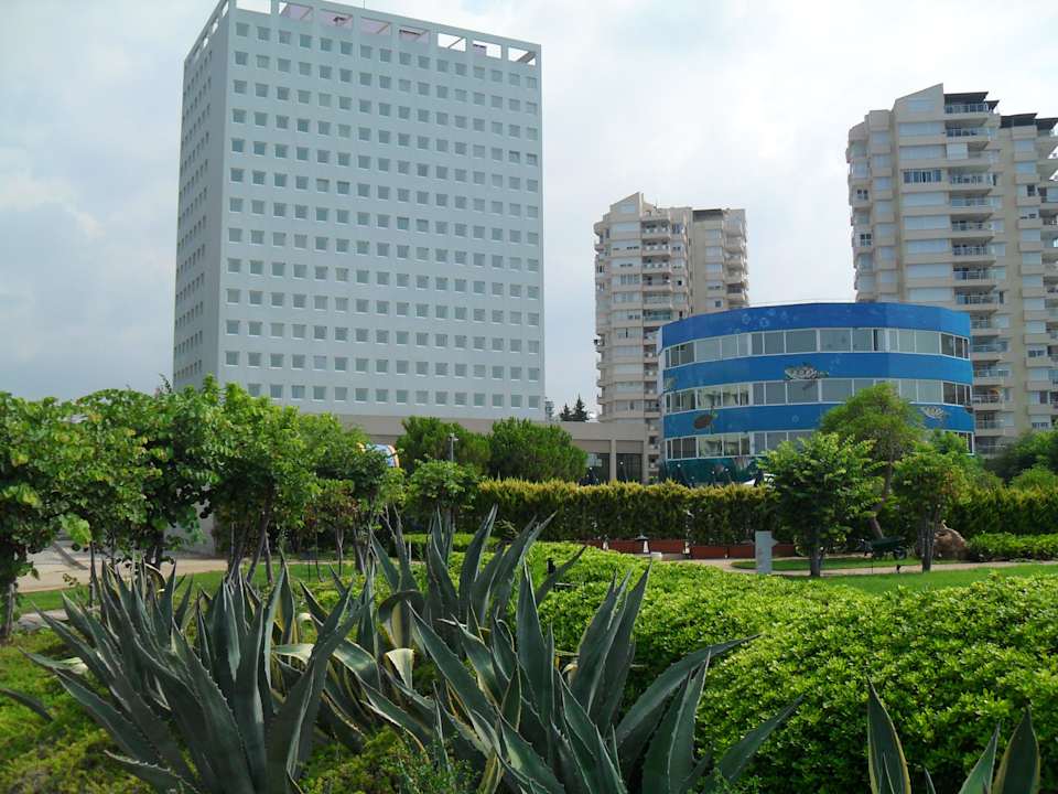Blick vom Garten zum Hotel The Marmara Antalya Hotel