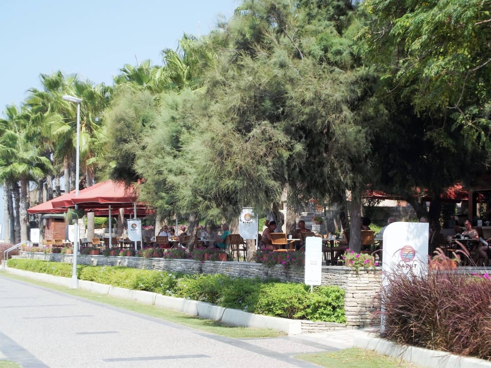 Blick von der Promenade auf die Strandbar Arum Barut Collection