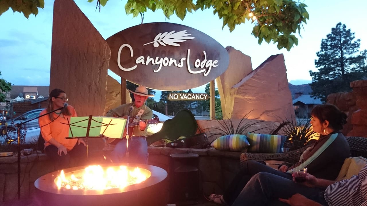 Live-Musik im Garten Canyons Lodge