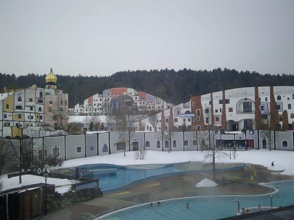 Pool mit Hotels Rogner Bad Blumau
