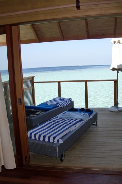 Blick von der Terrasse des Wasserbungalows Vilamendhoo Island Resort & Spa