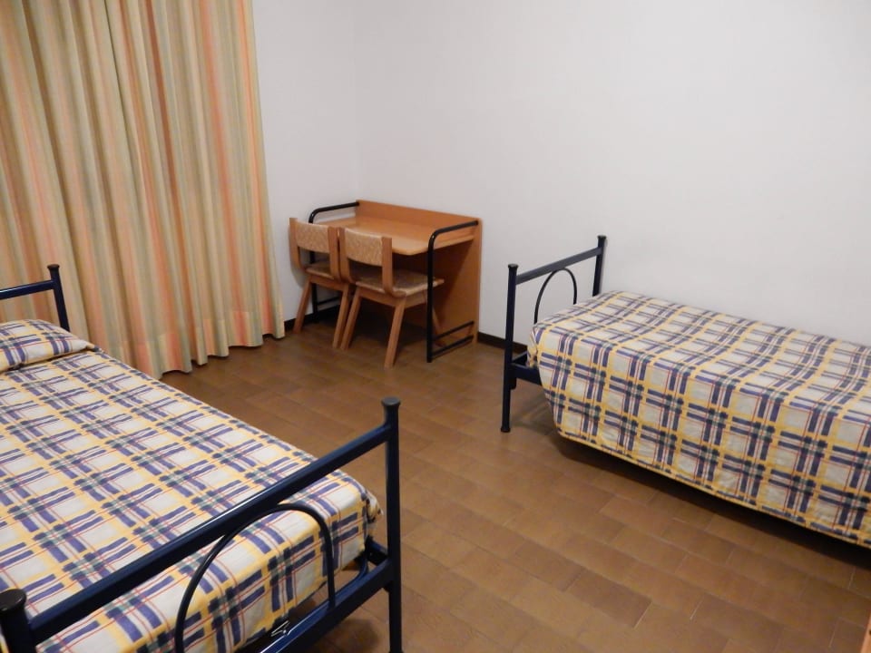 Kinderbetten wie im Lager Hotel Club Costaverde