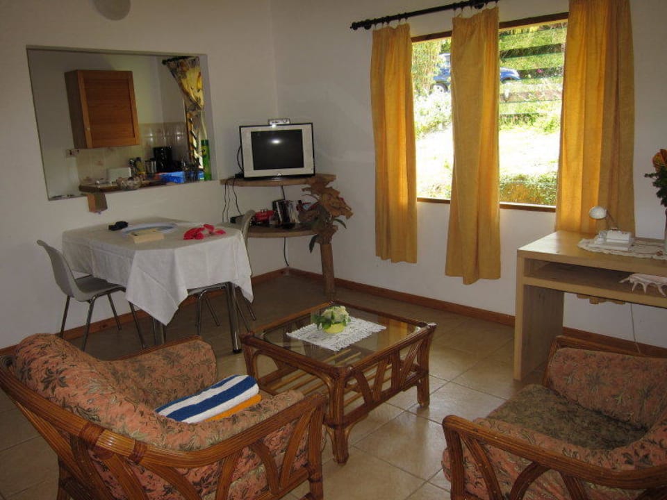 Wohnbereich Bungalow Banane Hotel Anse Takamaka View