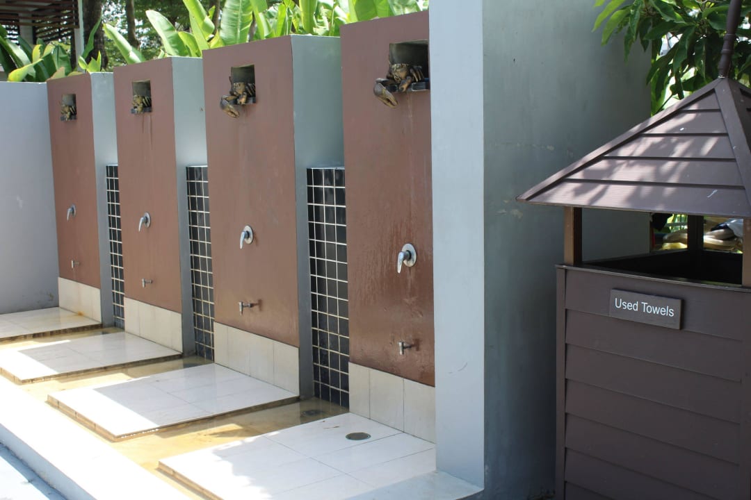 Duschen am großen Pool Dusit Thani Krabi Beach Resort