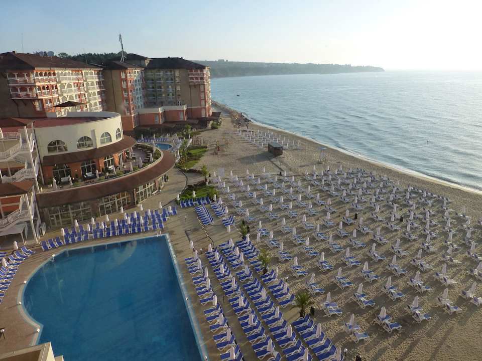 Blick von ganz oben zum Pool/Strand Sol Luna Bay