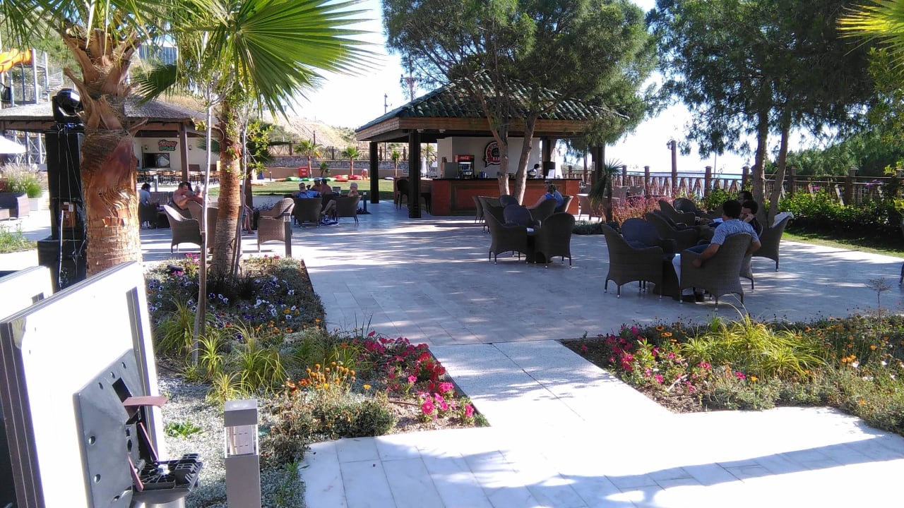 Blick auf die Londonbar Ramada Resort Kusadasi & Golf