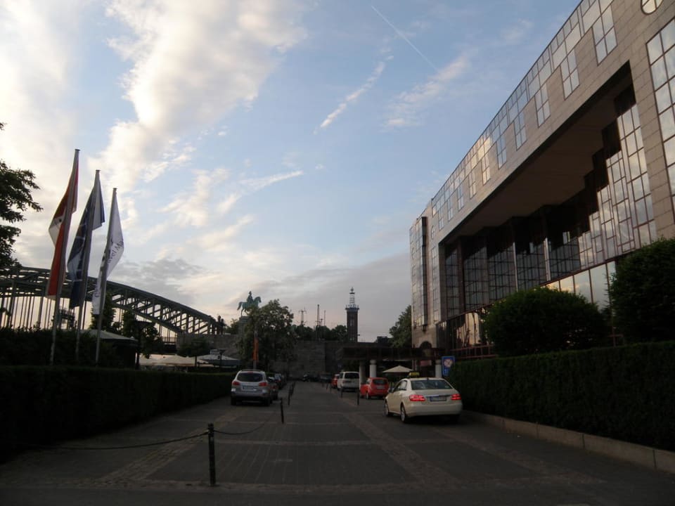 Davanti all'albergo Hyatt Regency Köln