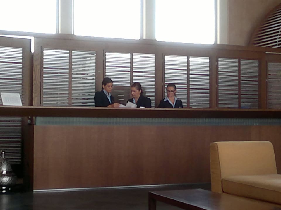 Freundliche Damen von der Rezeption Atlantica Belvedere Resort