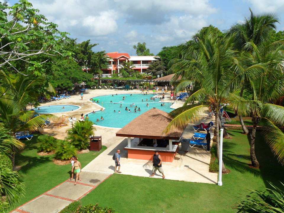 Großer Pool mit Bar & Animation BelleVue Dominican Bay