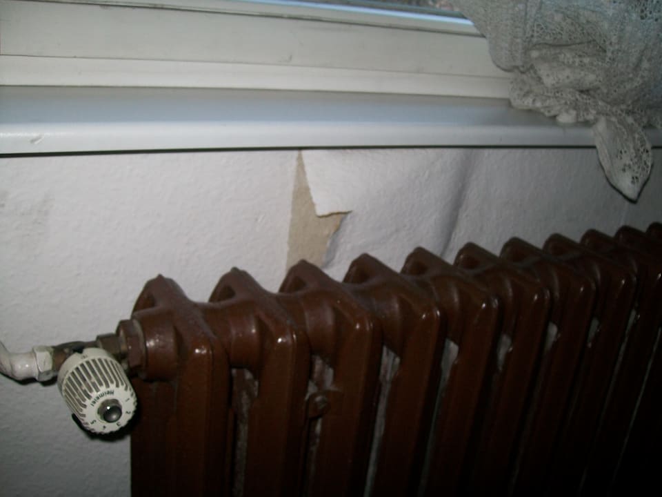 Hinter dem Heizkörper die tapete ist abgerissen. Hotel Berlin Märkischer Hof am Tacheles