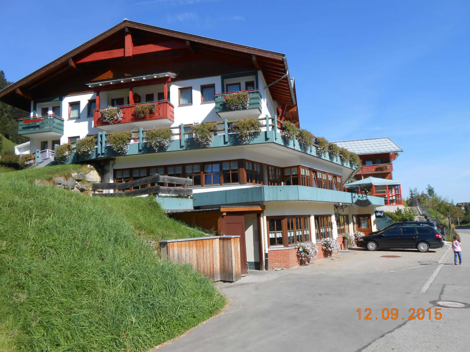 Blick auf das Hotel von der Strassenseite IFA Alpenrose Hotel Kleinwalsertal