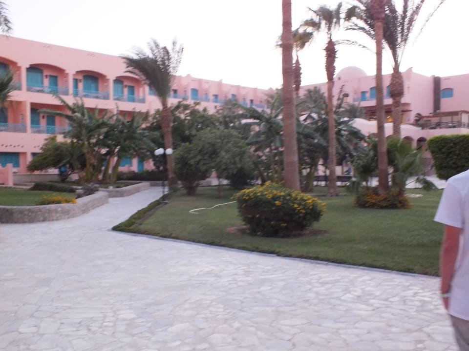 Auf dem Weg zum Haupthaus Hotel Le Pacha Beach Resort