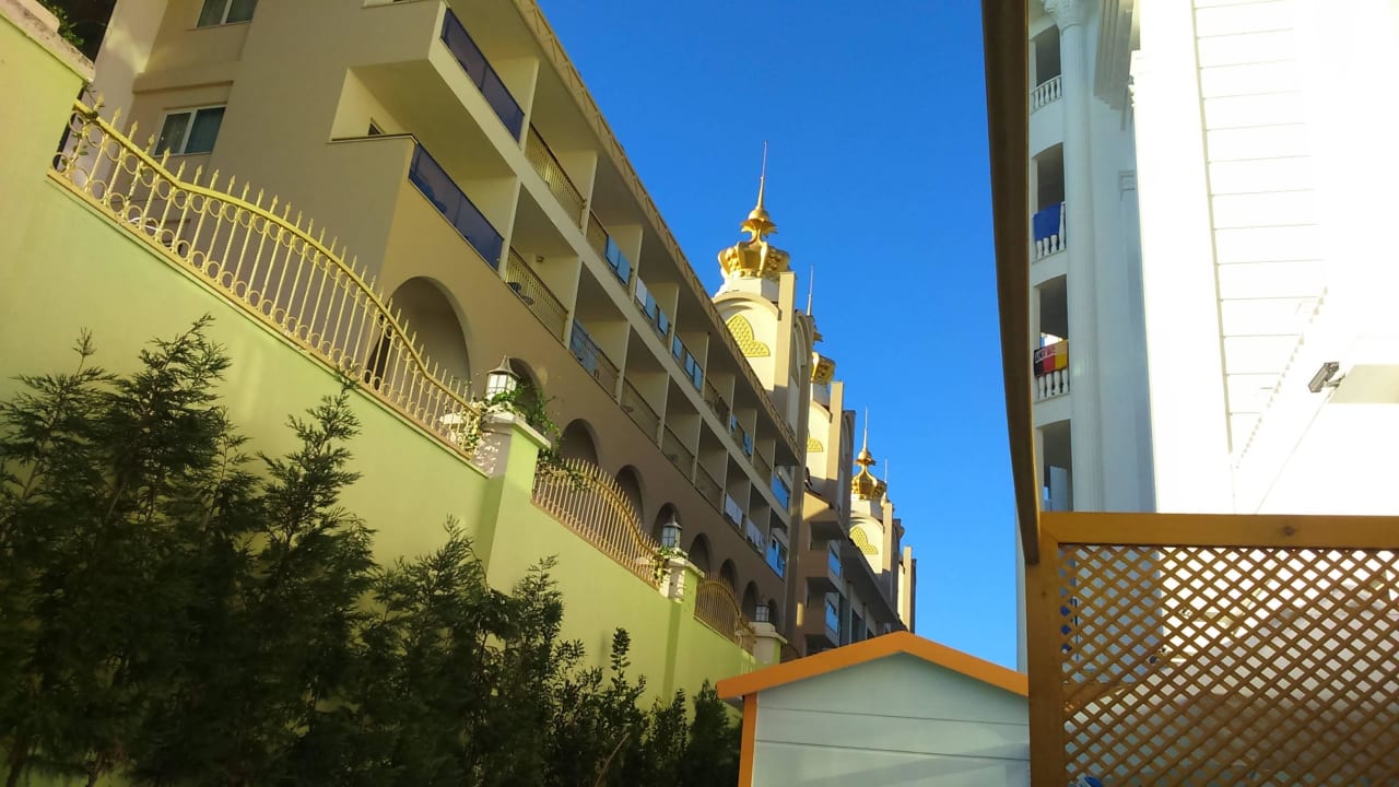 Ausblick swim-up Zimmer auf Wand & Nachbarhotel Side Royal Palace Hotel & Spa