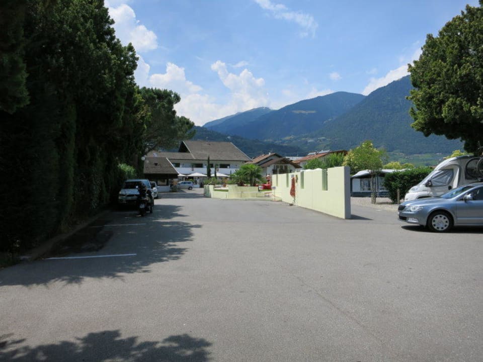 Zufahrt in Richtung Hotel Schlosshof Charme Style Hotel Resort