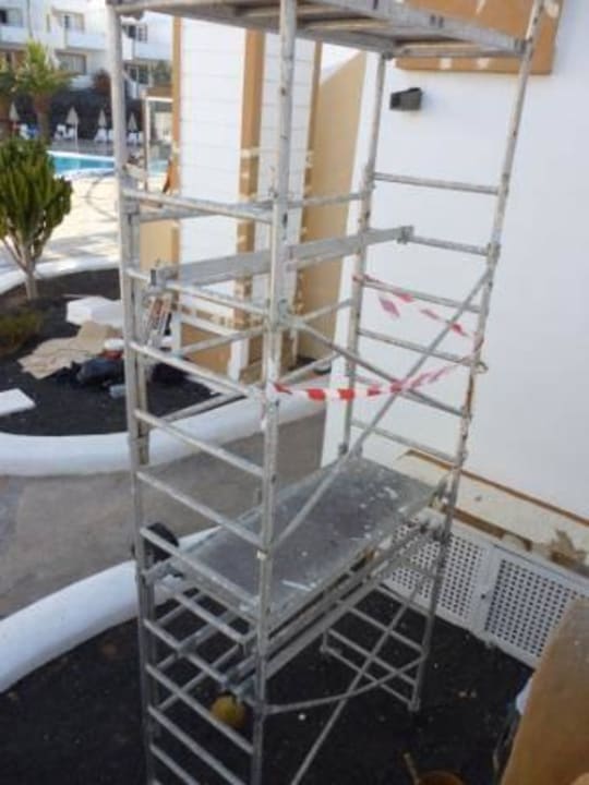 Ups , ein Gerüst im Urlaub !! Apartamentos LIVVO Morromar