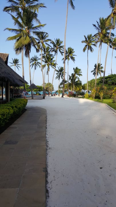 Weg zum Pool und Strand Neptune Pwani Beach Resort & Spa