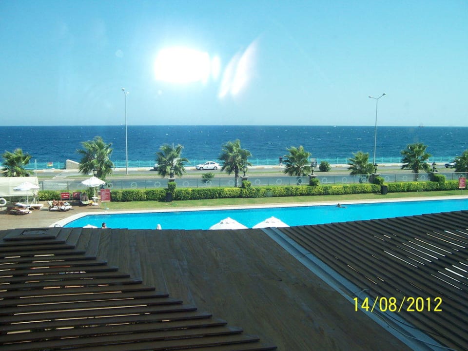 Wenn die Schnellstraße fehlen würde sehr idyllisch Crowne Plaza Antalya