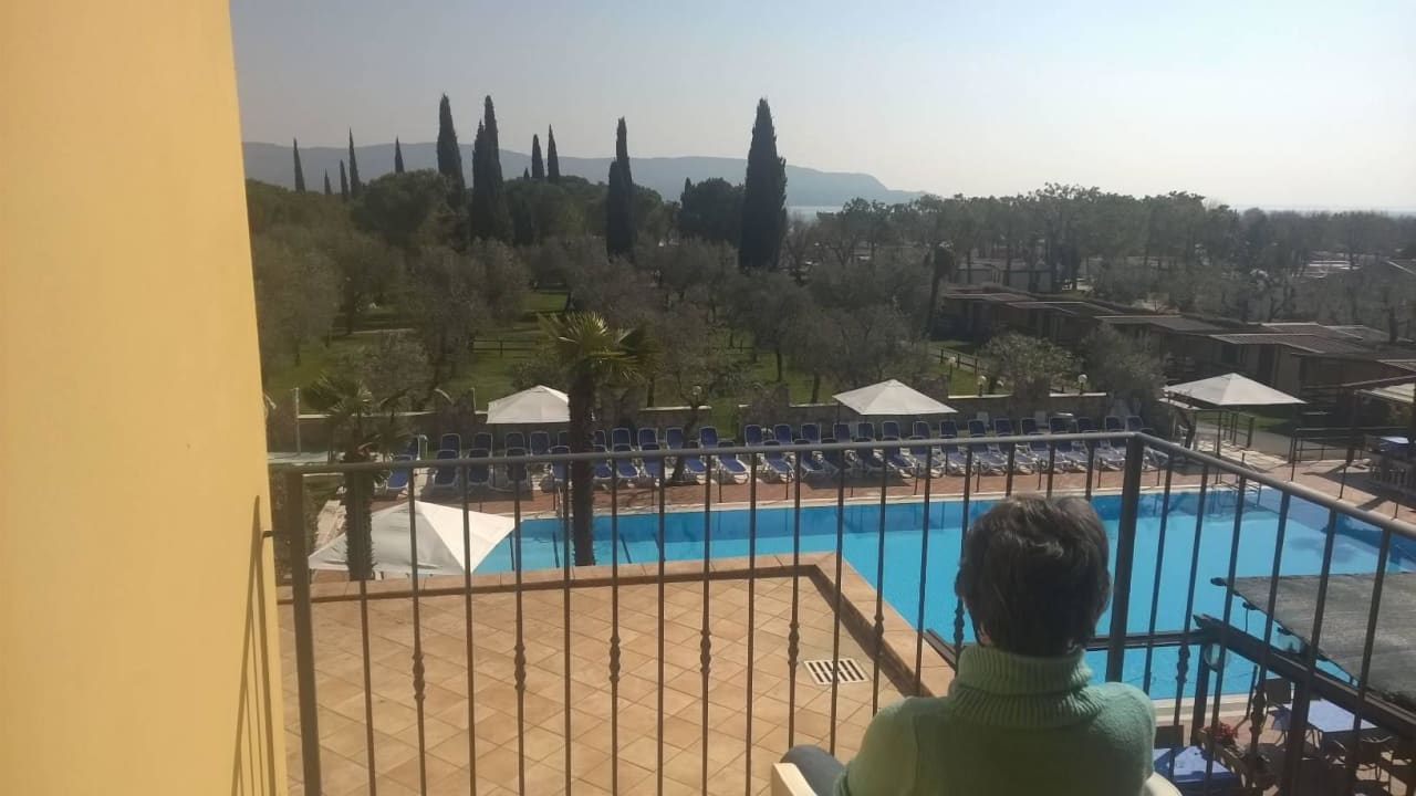 Blick zum Pool und Garten Hotel Antico Monastero