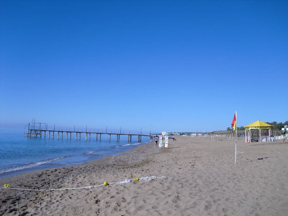 Ein mittlerweile leer gewordener Strand Marvida Family Eco