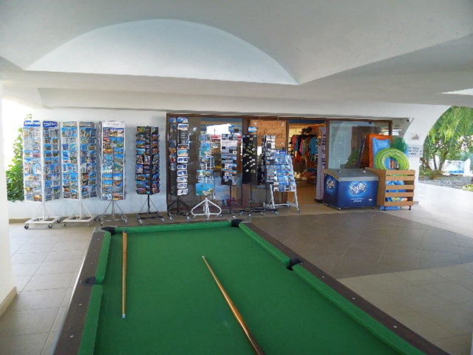 Billard, im Hintergrund Hotelshop TUI BLUE Oceanis Beach and Spa Resort