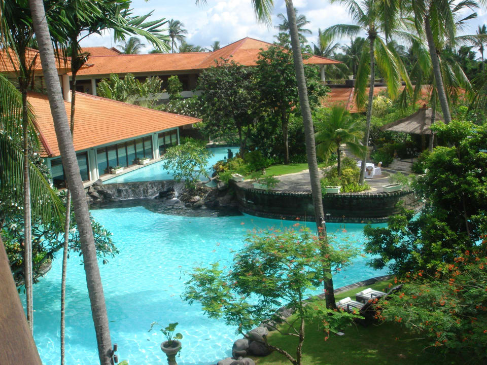 Вид на бассейн The Laguna A Luxury Collection Resort & Spa