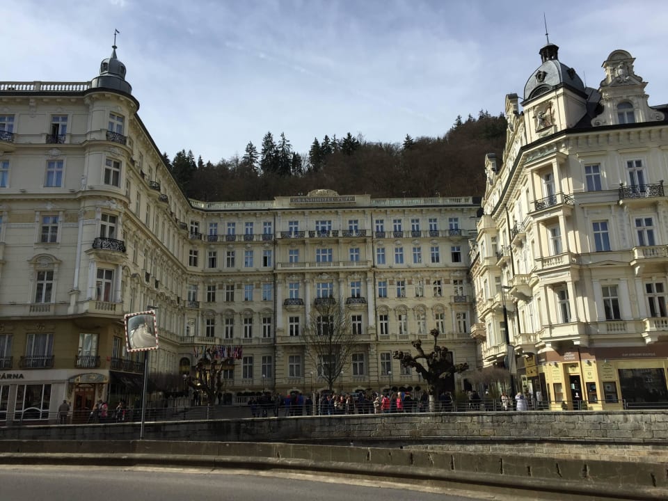 Hoteleingang - Touristenhotspot Grandhotel Pupp