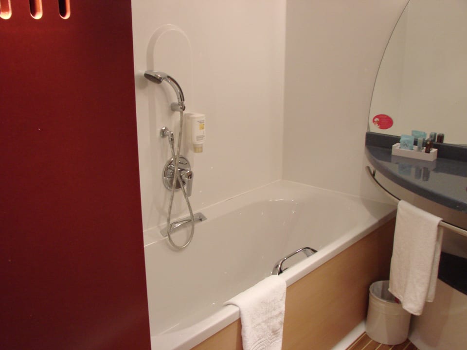 Bad mit Badewanne und (nicht zu sehender) Dusche Suite Novotel Cannes Centre