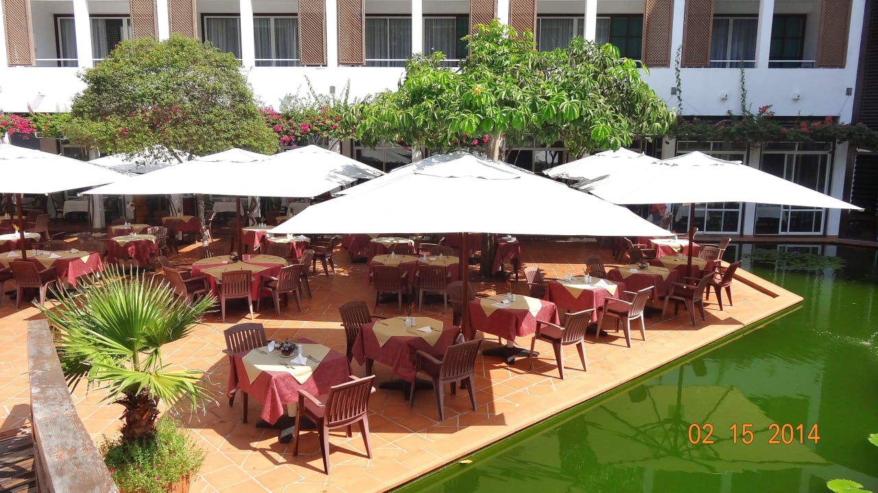 Terrasse des "normalen" Restaurants Hotel Lanka Princess Ayurveda