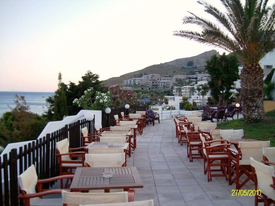 Sitzgruppe vor dem Theater Dimitra Beach Hotel & Suites