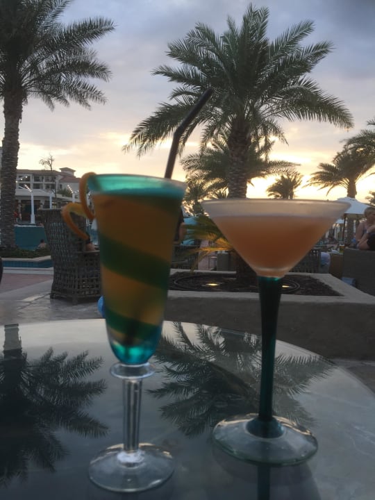 Zwei Drinks The St. Regis Saadiyat Island Resort, Abu Dhabi