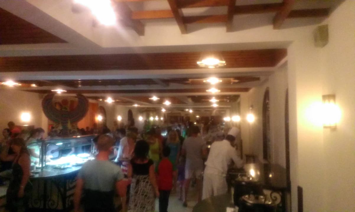 Ansturm ans Buffet Desert Rose