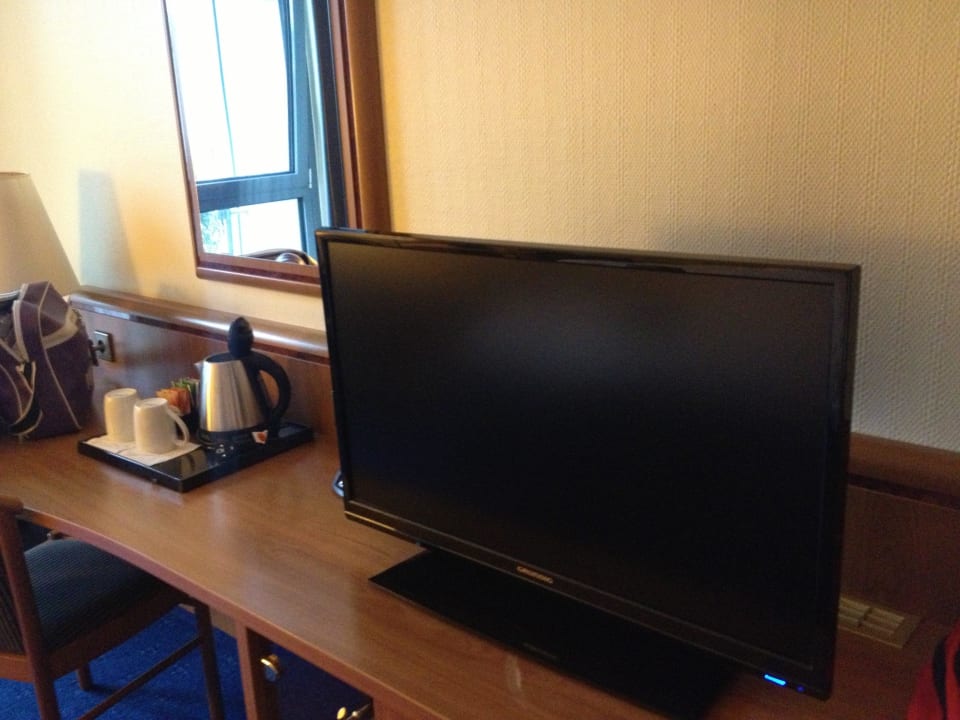 Flachbildschirm und Wasserkocher Leonardo Hotel Hannover Airport