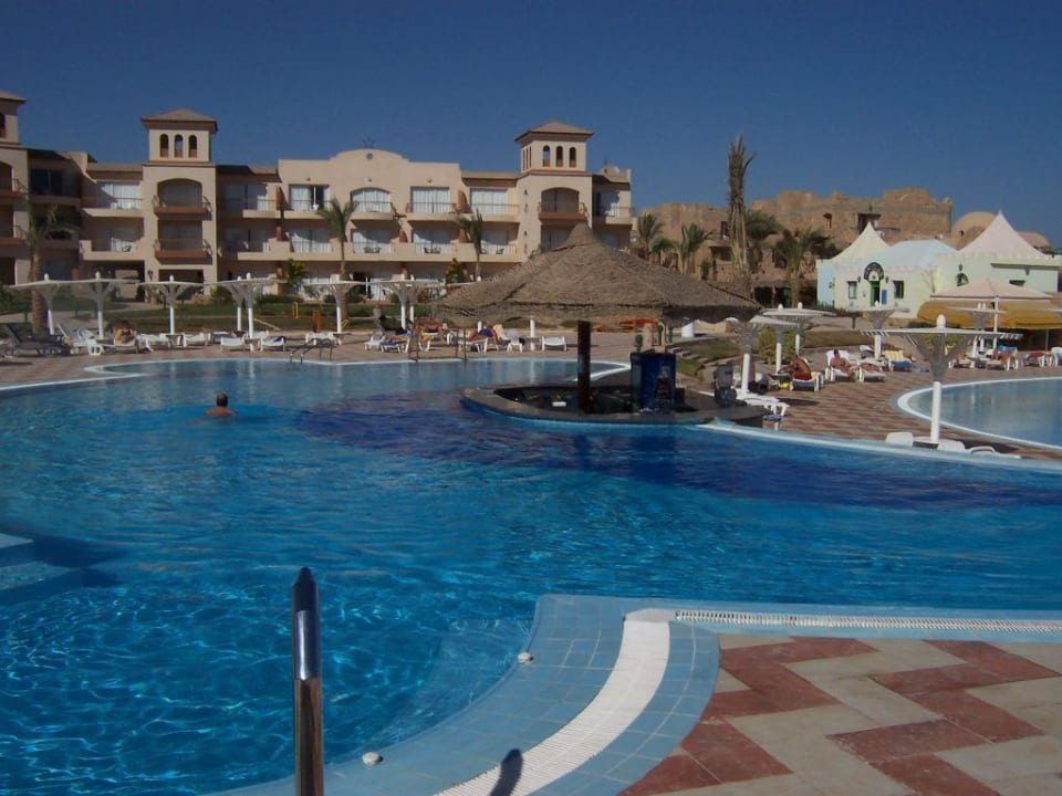 Pool mit Poolbar Pensée Royal Garden Beach Resort