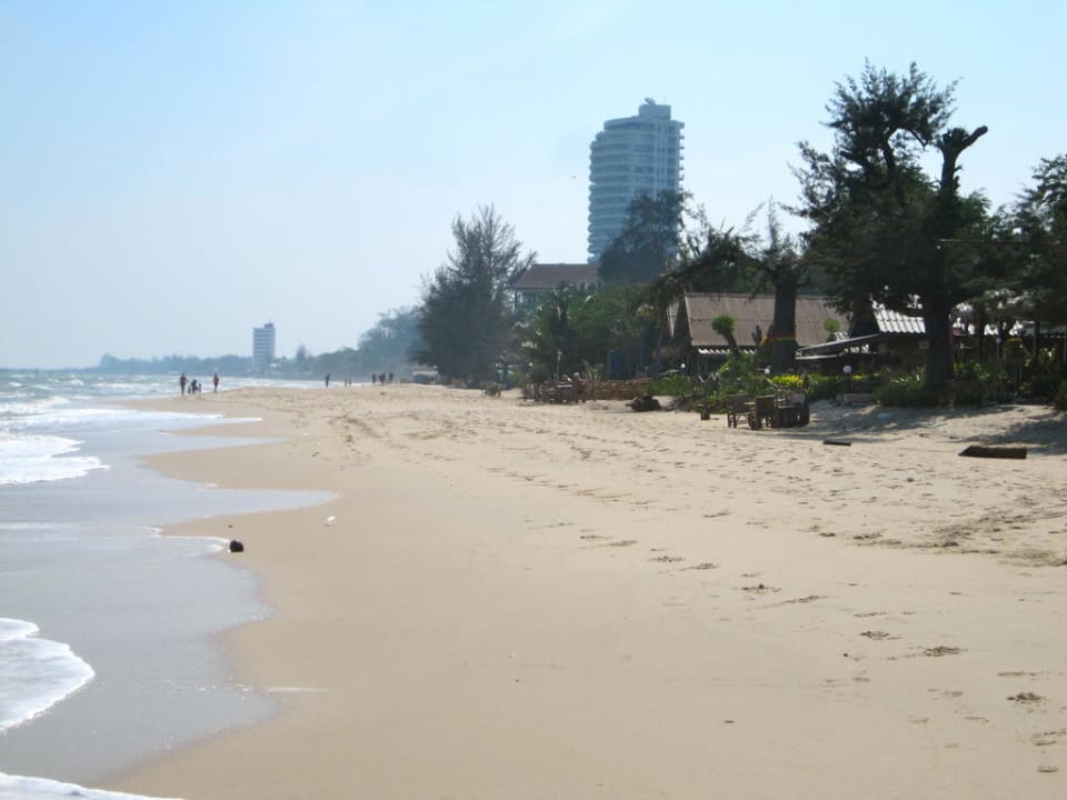 Strand vor Hotel nach rechts Veranda Resort & Villas Hua Hin Cha Am