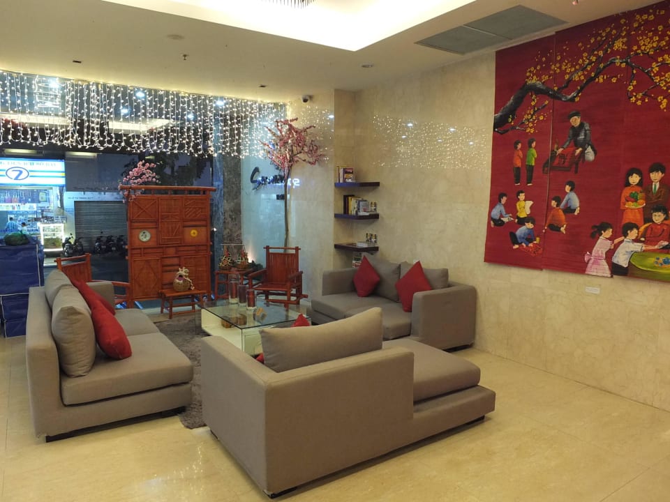 Sitzgruppe neben der Rezeption Sanouva Hotel