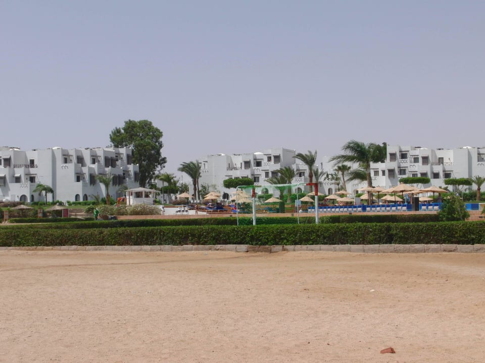 Blick vom Strand aufs Hotel Hotel Mercure Hurghada