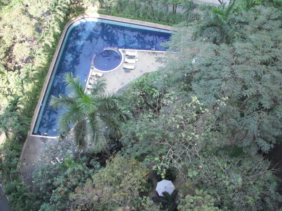 Pool vom Balkon Pantip Suites Sathorn