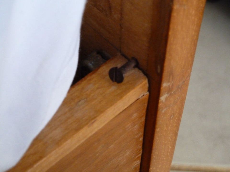 Kaputtes Bett Brayka Bay Resort