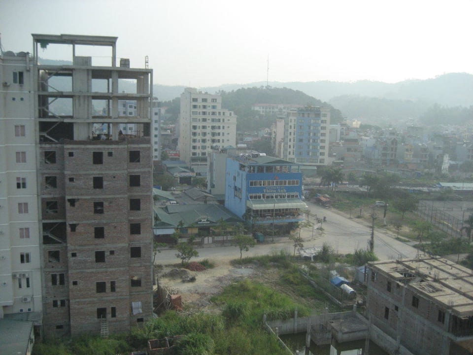 Aussicht vom oberen Stockwerk zur Landseite Hotel Mithrin