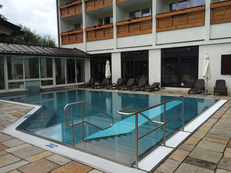 Außenpool mit Blick Hotel/Innenpoolanlage Alm- & Wellnesshotel Alpenhof