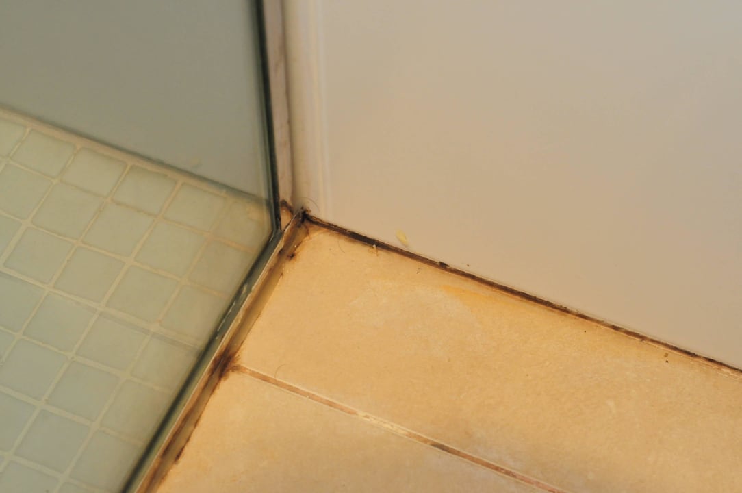 Dreckiger Boden/Fugen im Bad Sentido Fido Punta del Mar – Adults only