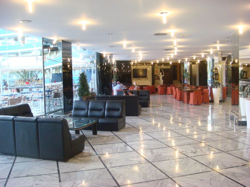 Sitzgruppen im Eingangsbereich Mediterranean Palace Hotel
